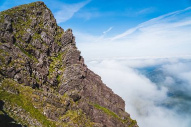 Yaz aylarında Carrauntoohil İrlandalı dağlar görünümünden