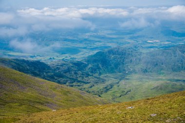 Yaz aylarında Carrauntoohil İrlandalı dağlar görünümünden