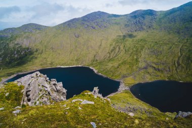 Yaz aylarında Carrauntoohil İrlandalı dağlar görünümünden