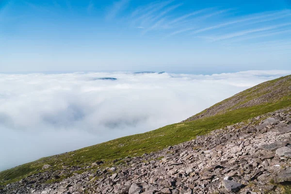 Montanhas irlandesas vista de Carrauntoohil no verão — Fotografia de Stock