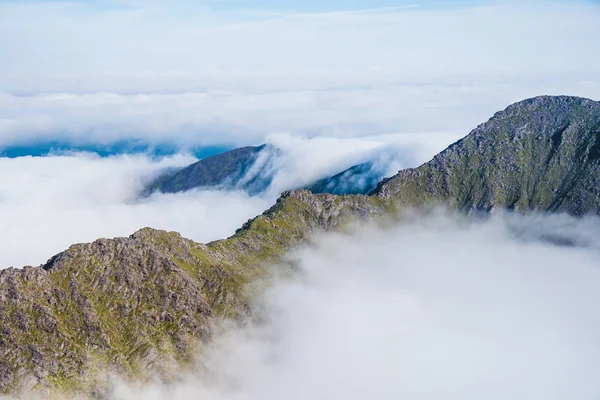 Montanhas irlandesas vista de Carrauntoohil no verão — Fotografia de Stock