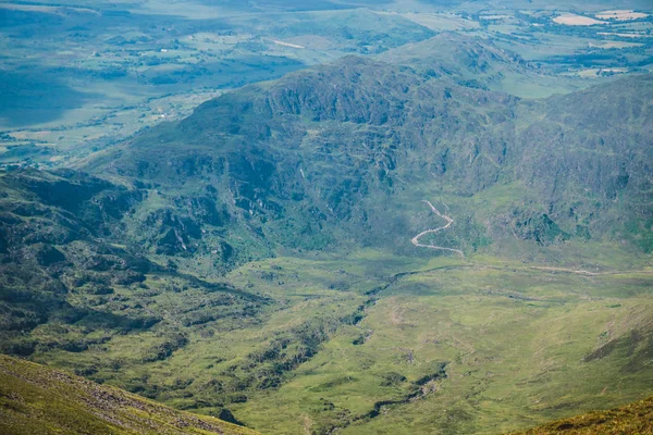 Montanhas irlandesas vista de Carrauntoohil no verão — Fotografia de Stock