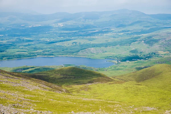 Vista de las montañas irlandesas desde Carrauntoohil en verano —  Fotos de Stock