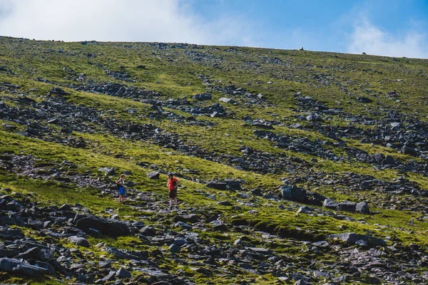 Muž a žena na cestě na hory Carrauntoohil — Stock fotografie