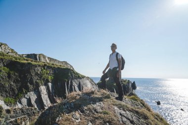 Uçurumun kenarında bir adam