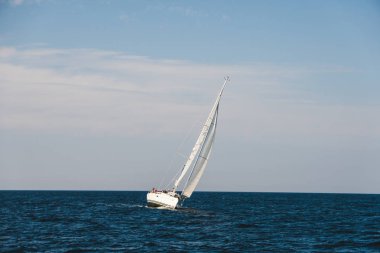 Açık denizde yelken. Tekne bir görünüm