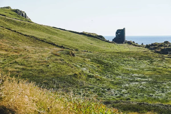 Castelo na ilha acima do mar na Irlanda — Fotografia de Stock