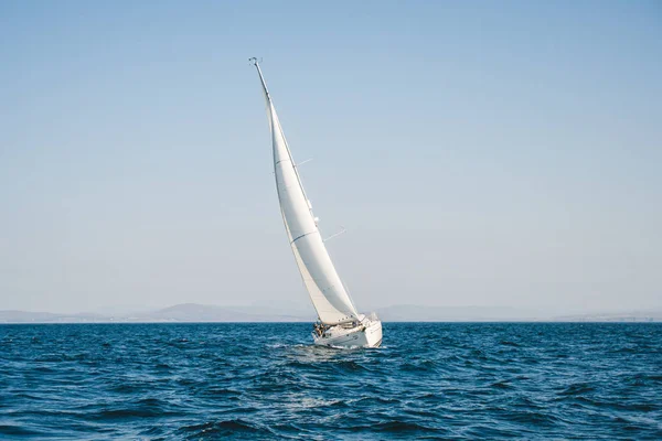 Voile en pleine mer. Une vue depuis le bateau — Photo