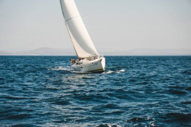 Açık denizde yelken. Tekne bir görünüm