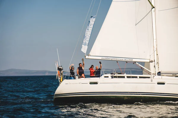 Voile en pleine mer. Une vue depuis le bateau — Photo