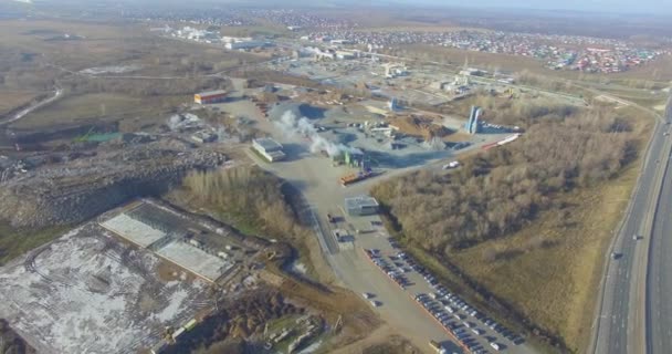 Usine de béton près d'une grande route. Aérien .