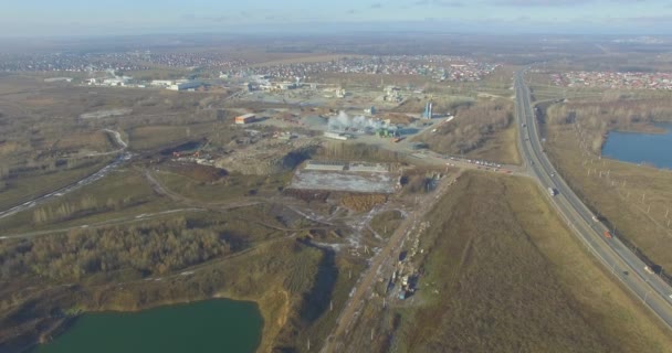 Betoniarnia w pobliżu dużych dróg. Antenowe. — Wideo stockowe