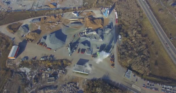 Usine de béton près d'une grande route. Aérien . — Video