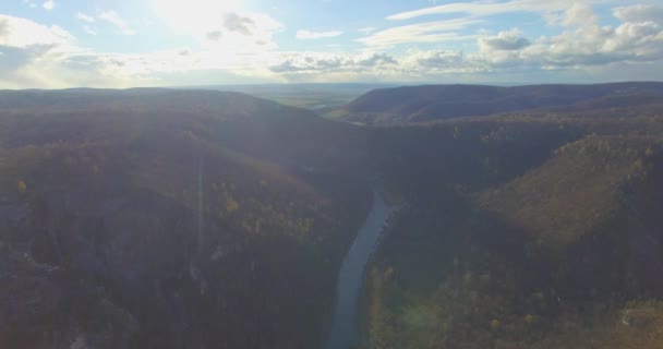 Floresta Ural, rocha, montanha e rio. Vista aérea — Vídeo de Stock
