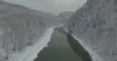 Ural orman, rock, dağ ve nehir. Havadan görünümü