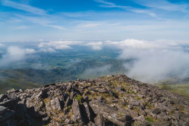 Yaz aylarında Carrauntoohil İrlandalı dağlar görünümünden