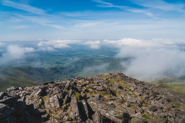Montanhas irlandesas vista de Carrauntoohil no verão — Fotografia de Stock