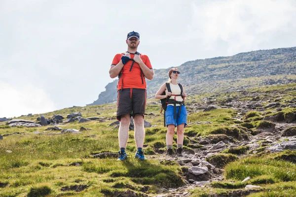 07, hory Carrauntoohil 2018: muž a žena na cestě na hory Carrauntoohil — Stock fotografie