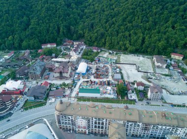 Soçi, Rusya - Mayıs, 2017: Ski Resort duvara yakın soğutucu camekan Gorod yukarıda havadan görünümü