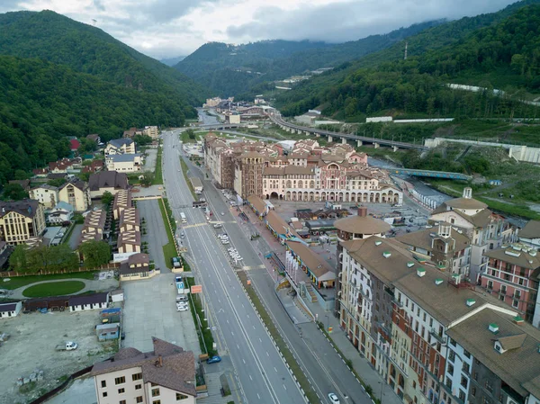 SOCHI, RUSIA - Mayo de 2017: Vista aérea por encima de la estación de esquí Gorki Gorod —  Fotos de Stock