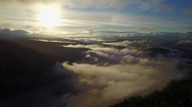 Günbatımı Karatash ridge Ural dağlarında. Uçan uçak tarafından