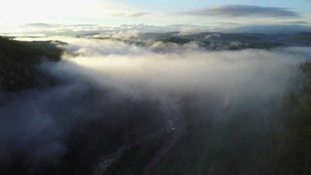 Puesta de sol en las montañas de los Urales en la cresta de Karatash. Volando por dron — Vídeos de Stock