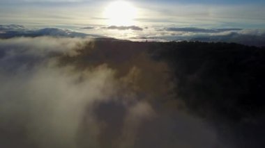 Günbatımı Karatash ridge Ural dağlarında. Uçan uçak tarafından