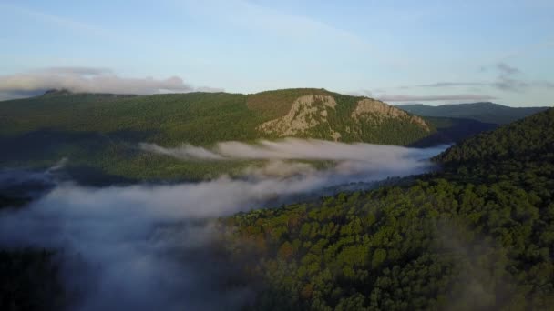 Puesta de sol en las montañas de los Urales en la cresta de Karatash. Volando por dron — Vídeos de Stock