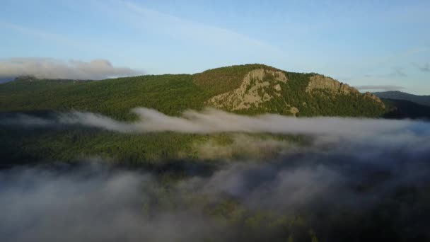 Puesta de sol en las montañas de los Urales en la cresta de Karatash. Volando por dron — Vídeos de Stock