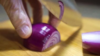 Pizza, ağır çekim için kesilmiş soğan