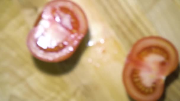 Разрежь помидор пополам, замедленная съемка — стоковое видео