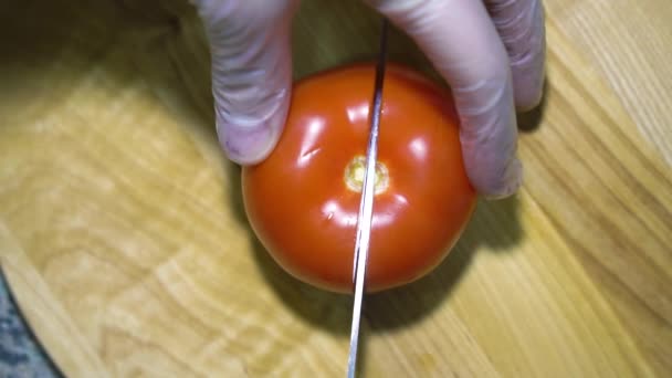 Κόβουμε την ντομάτα στην μέση, αργή κίνηση — Αρχείο Βίντεο