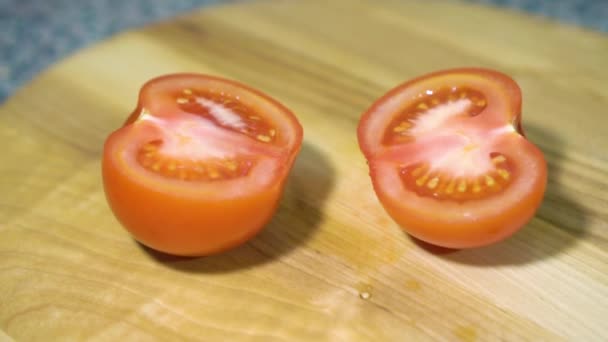 Cortar el tomate por la mitad, cámara lenta — Vídeos de Stock