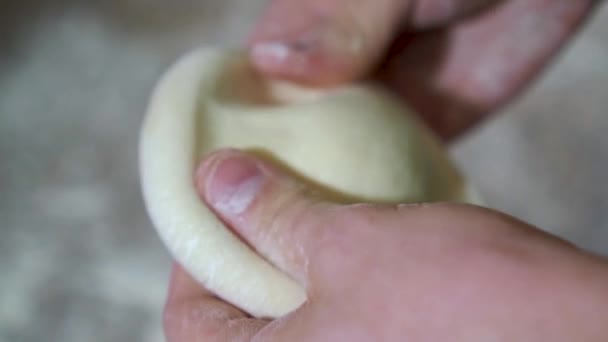 Chef rollt Teig mit Händen für Pizza, Zeitlupe — Stockvideo