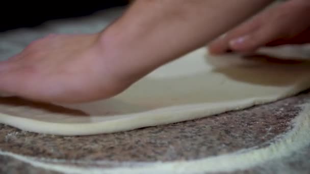Szef kuchni rolki ciasta z rąk dla pizza, zwolnionym tempie — Wideo stockowe