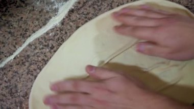 Şef pizza, ağır çekim için elleriyle hamur rulo