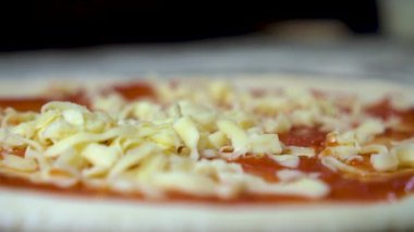 Şef peynir pizza hamuru, ağır çekim dökülen.