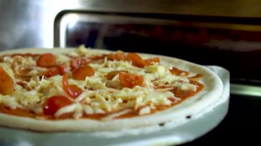 Şef pizza fırın, ağır çekim koyar.