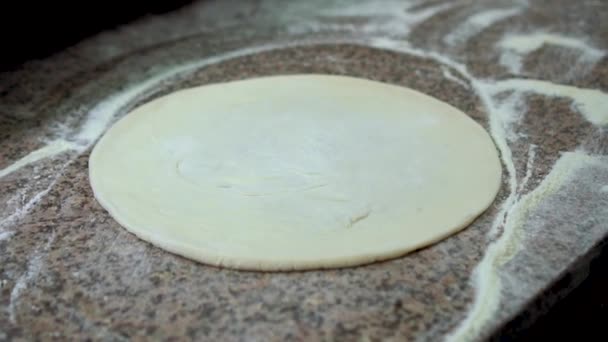 Masa de pizza preparada está en la mesa, en cámara lenta — Vídeo de stock