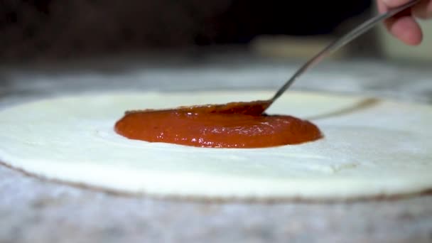 クックは、スローモーション ピザ生地にトマトソースを塗抹標本します。 — ストック動画