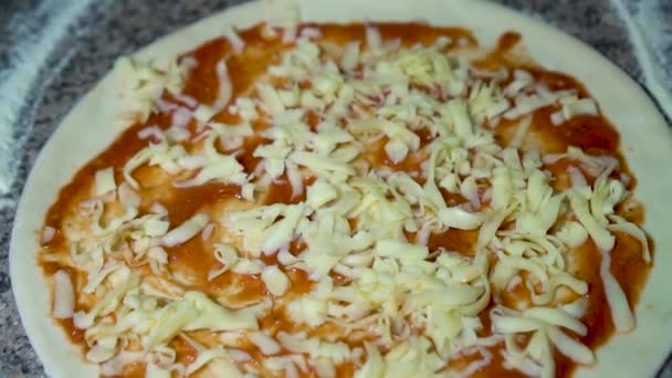De kok zet tomaten op een pizza, slow-motion — Stockvideo