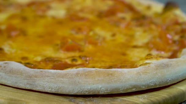 Піца свіжа з духовки, повільний рух — стокове відео