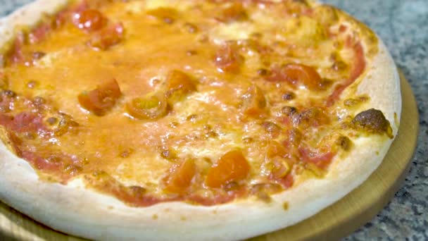 Pizza fresca del horno, cámara lenta — Vídeo de stock