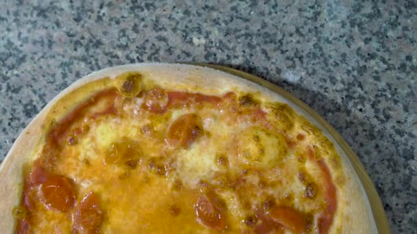 Pizza appena sfornata, rallentatore — Video Stock