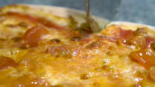Пицца разрезана на куски, замедленная съемка — стоковое видео