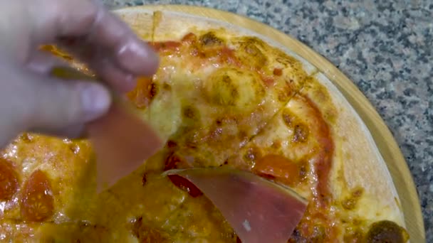 Положить бекон на пиццу, замедленной съемки — стоковое видео
