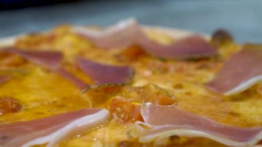 Yeşiller pizzaya, yavaş hareket koymak