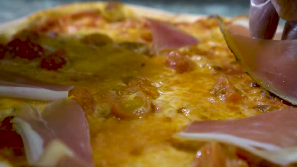 Spek zetten pizza, slow-motion — Stockvideo