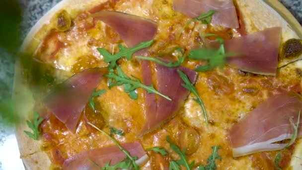 Groenen zetten pizza, slow-motion — Stockvideo