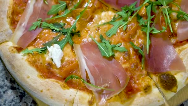 Pizza fresca con queso, hierbas, tomates, cámara lenta — Vídeos de Stock